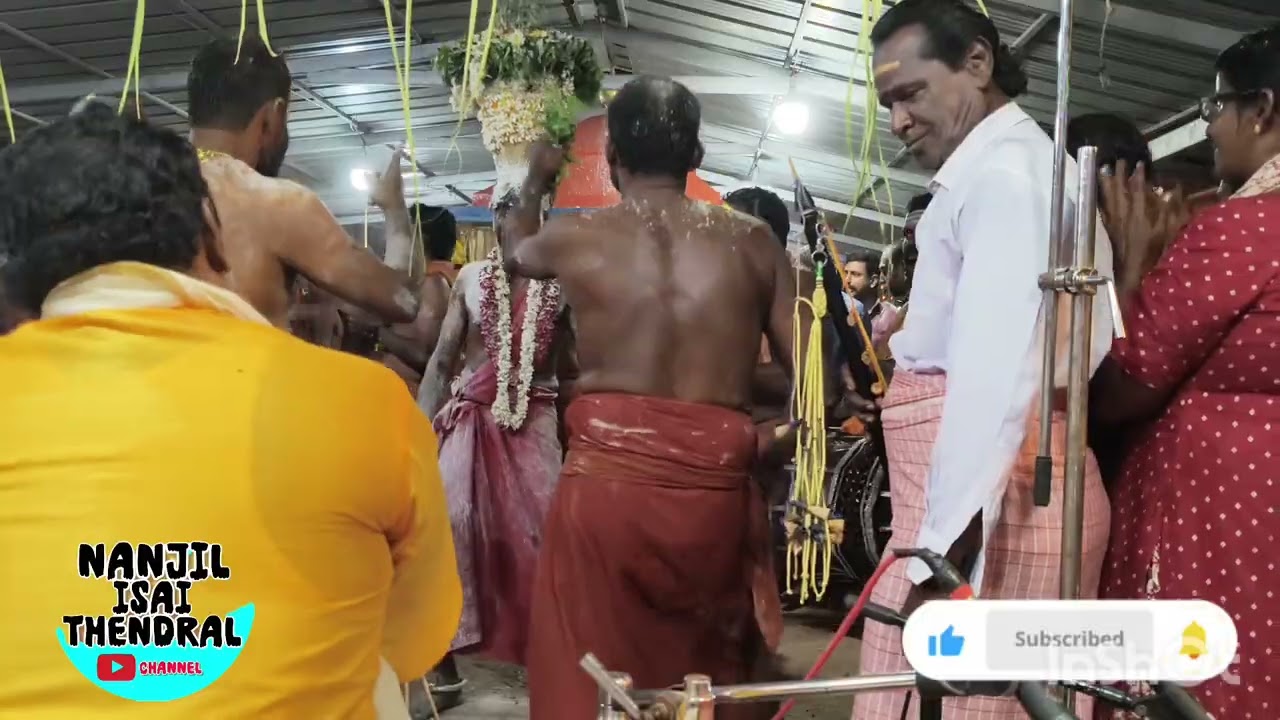 முத்தாரம்மன் கும்பம் எடுத்து வருவது 