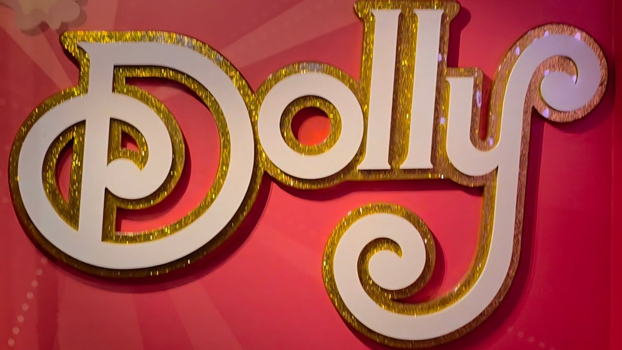 Tour Dolly's RV with me!