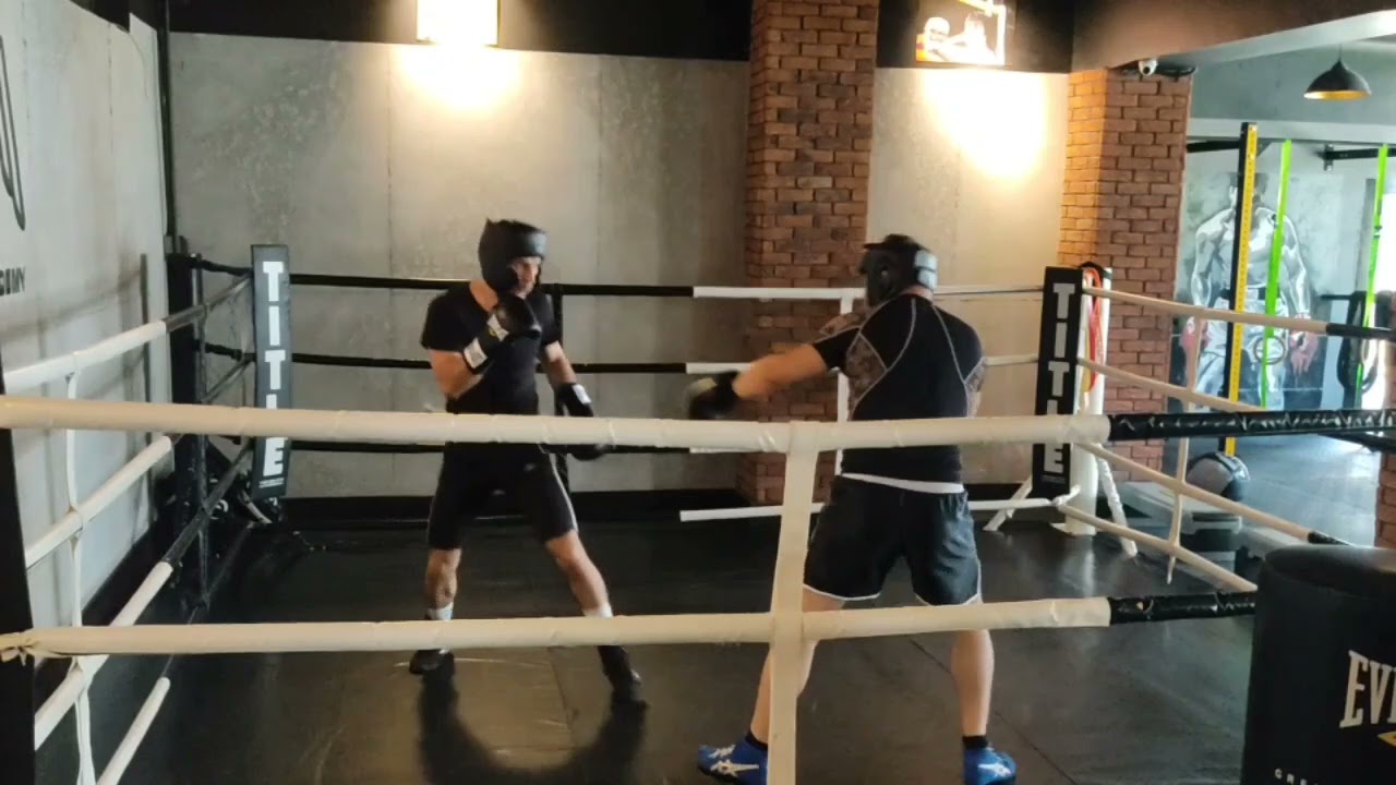 Güləşçi və peşəkar kikboksçu olduğunu iddia edən idmançı məni sparinqə çağırdı.İsmat Quliyev #boxing