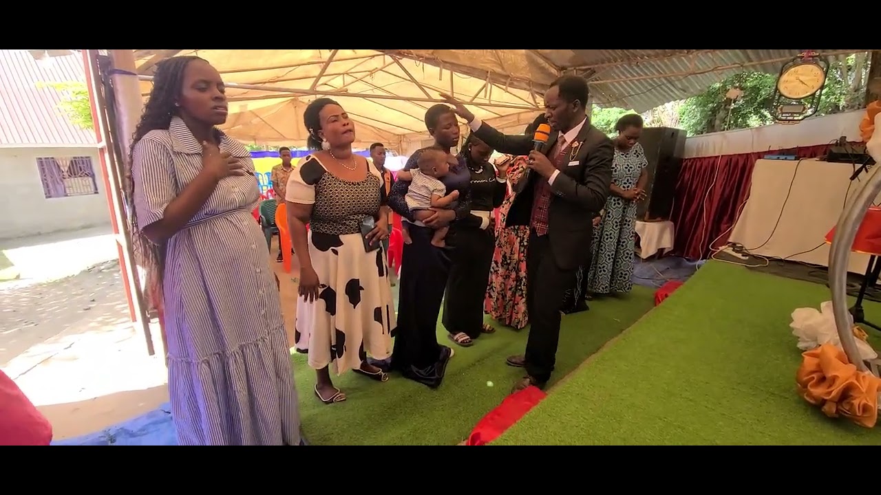 UzaoWa Mwanamke ktk huduma hii na Ubarikiwe, Pastor Baraka A.Vedasto akiwabariki wamama Ibadani 
