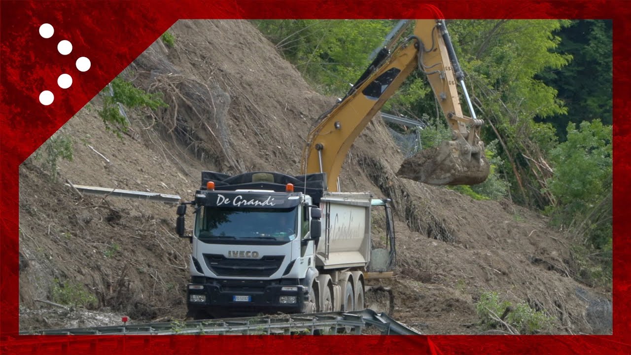 Monterenzio (Bo): ruspe al lavoro su strada principale che attraversa il comune flagellato da frane
