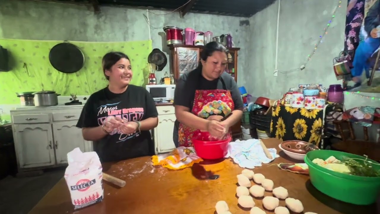 Enseñando ami hija acer  tortillas de arina para preparar unos burritos con este día lluvioso 