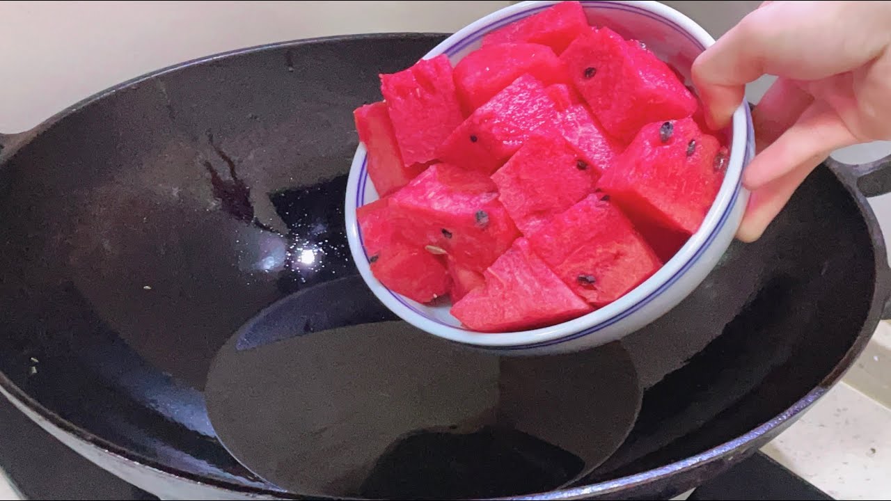 把西瓜倒入滚烫的油锅中，出锅就成一道传统美食，这做法第一次见。【民寒食藝】、西瓜黄豆酱、西瓜黄豆酱 ChineseFood ，中國美食家常菜