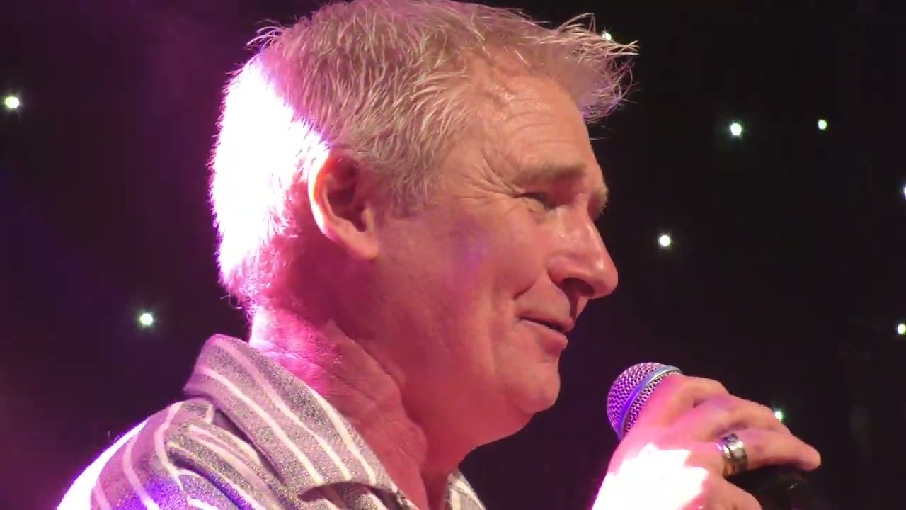 MARIO KNOPS  OPTREDEN IN DEN HOEK KORTENAKEN