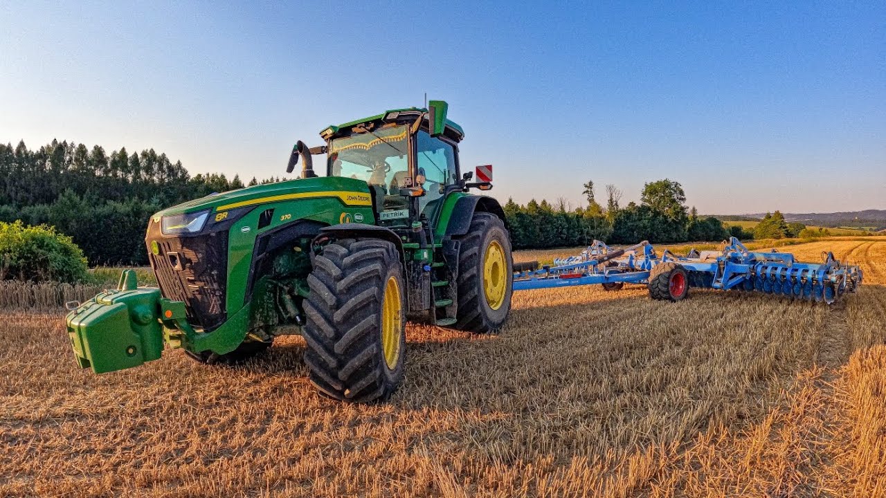 Diskování po pšenici s JOHN DEERE 8R a LEMKEN HELIODOR 10.