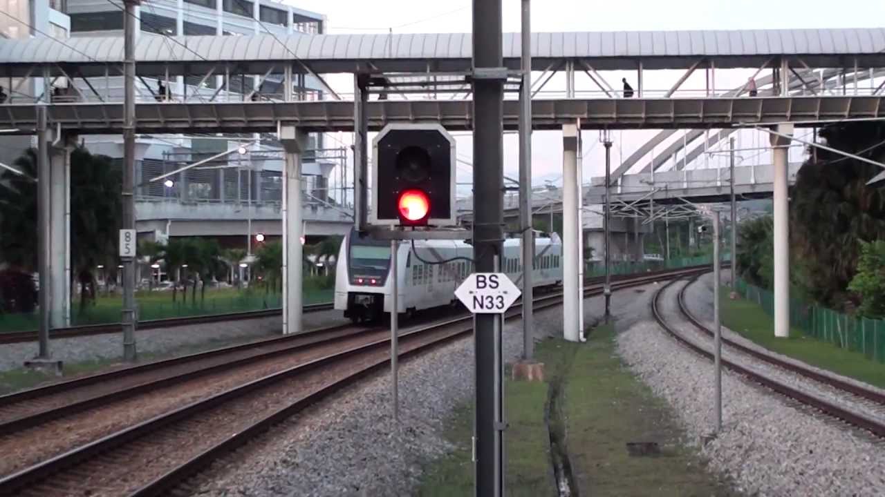 KLIA Express проходит мимо станции Бандар-Тасик-Селатан.