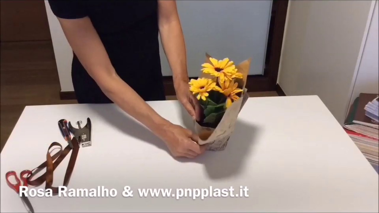 Gift wrapping 2 #wrapflowers #plantpotwrapping