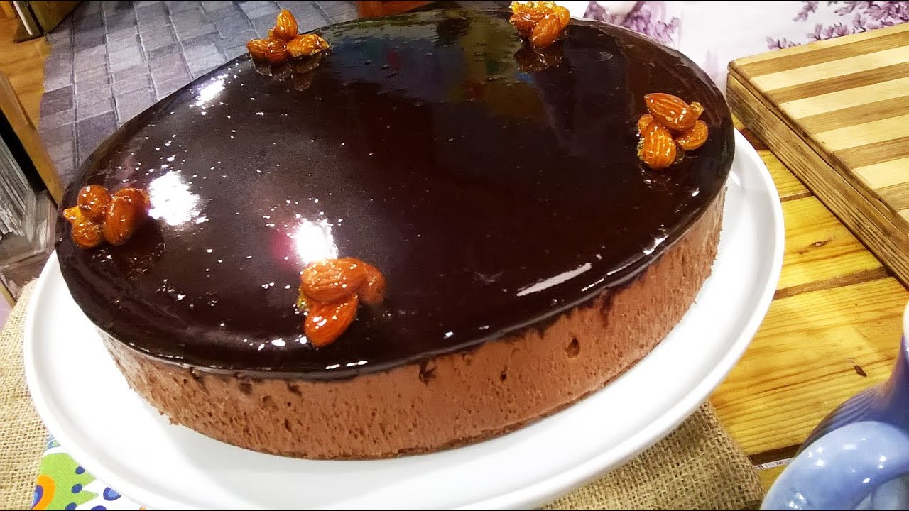 Torta mousse de chocolate con baño de chocolate y almendras