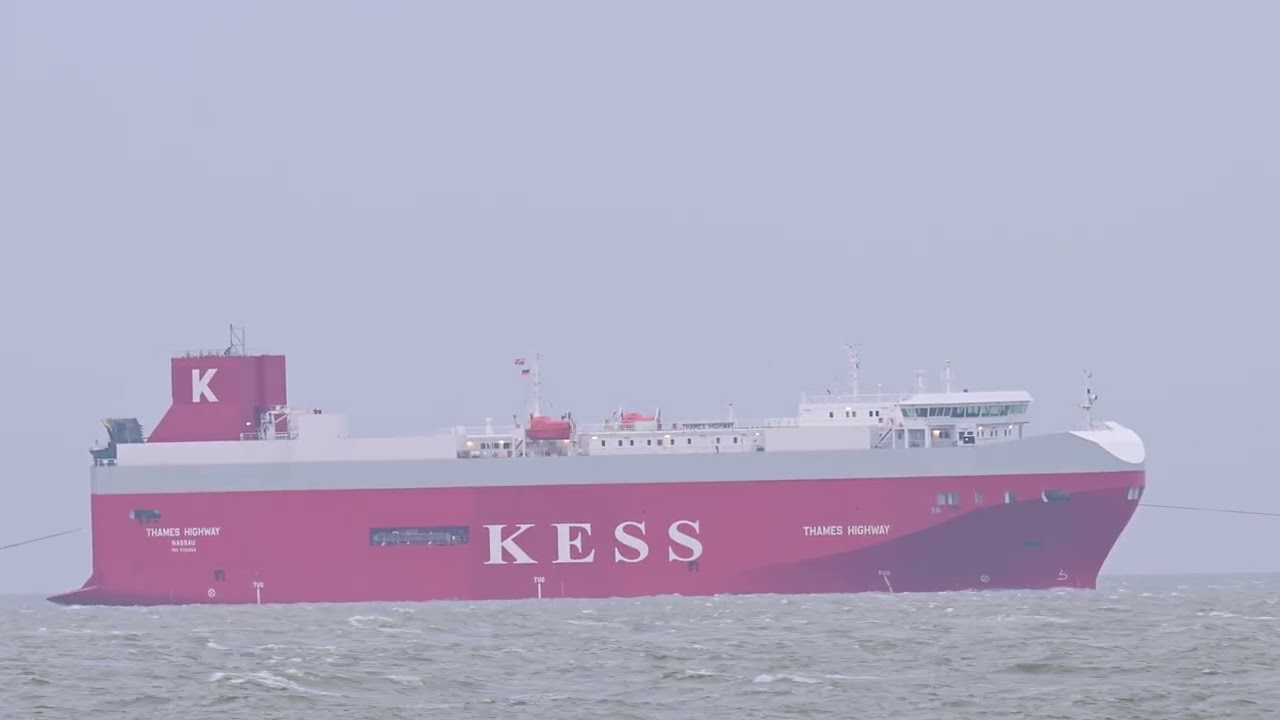 Autotransportschip MS Thames Highway na brand op sleep terug naar haven van Emden