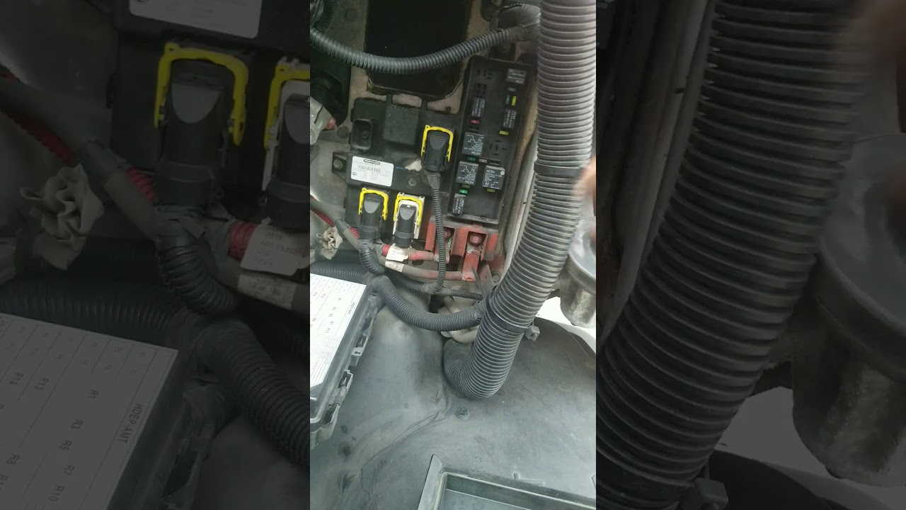 Проблемы с указателями поворота на Freightliner Cascadia у тягача/прицепа.