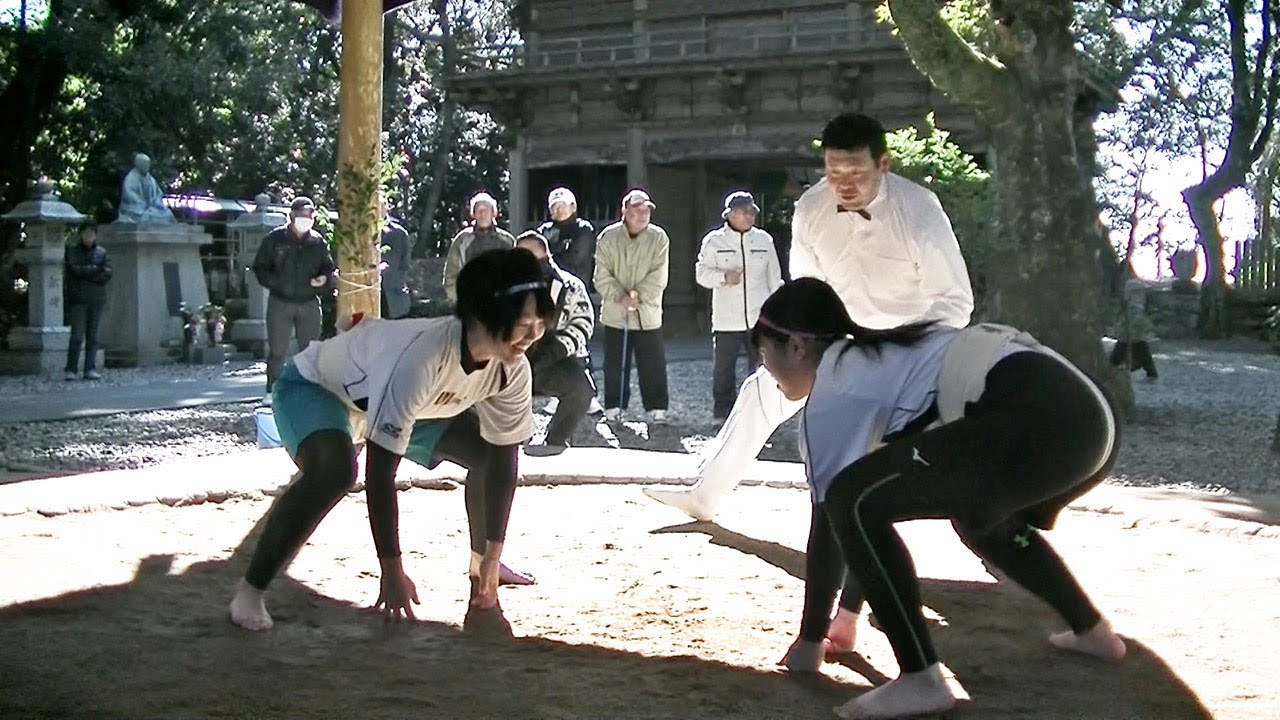 ４年ぶり相撲奉納、女子高生も「のこった」　高知・室戸