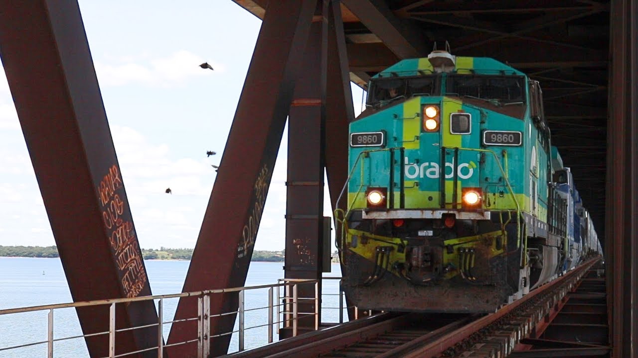 Travessia de trens na Ponte Rodoferroviária Rio Paraná