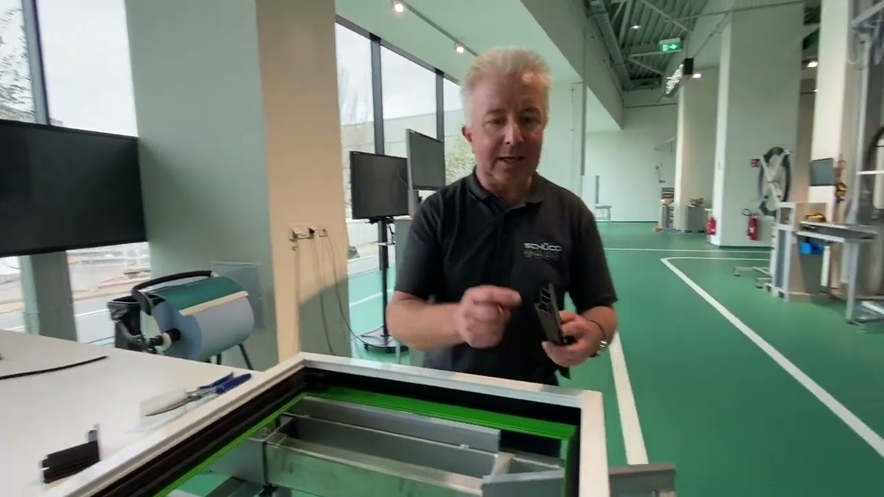 metall-markt.net präsentiert: die Dichtungszuschnittmaschine Schüco GP 100