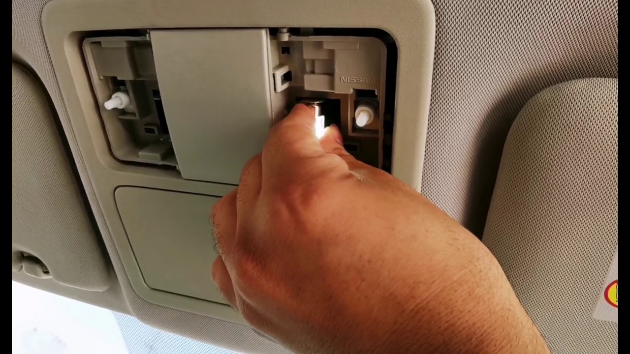 Cambio de luz interior frontal, instalación de led y como retirar el panel del tiida