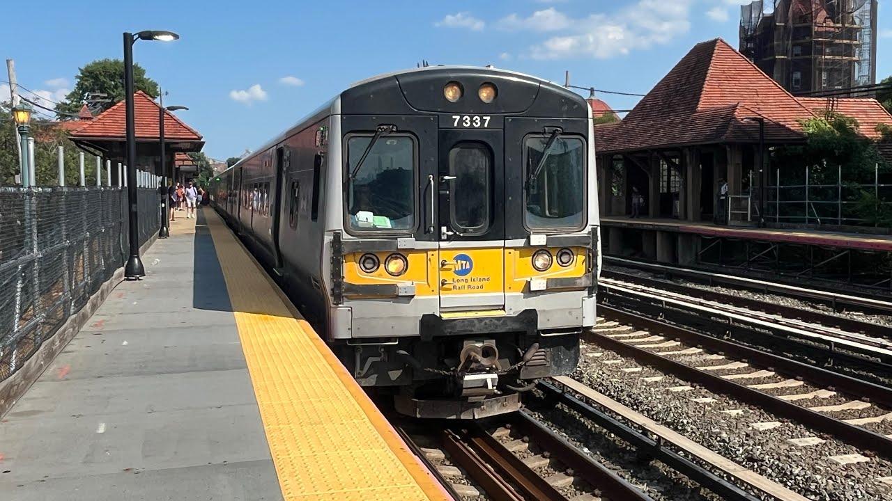 LIRR: 2 minutes action of LIRR at forest hills with trains passing by at 80+ MPH 🔥🔥