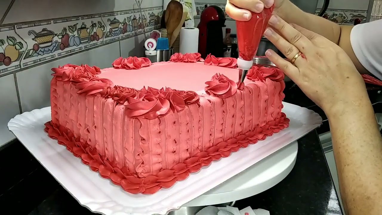 Bolo retangular todo vermelho, muito facil de decorar.