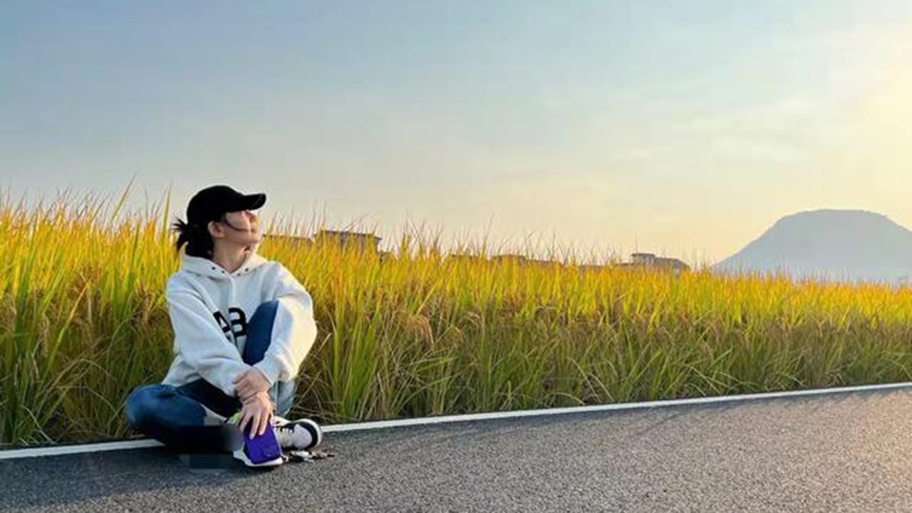 43岁刘敏晒照，素颜坐田边面带笑容，为《武林外传》赛貂蝉扮演者