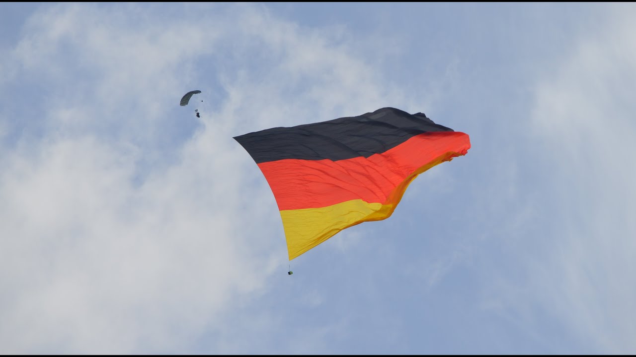 Flaggenweltrekord am Flughafen Paderborn-Lippstadt