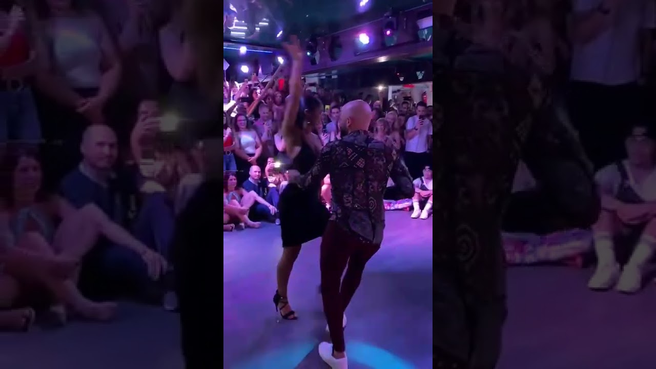 Ataca y la alemana bailando en el social