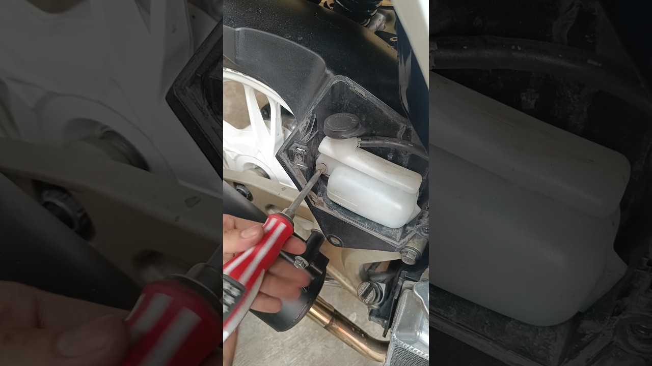 the process of installing the radiator reservoir hose on the Vario 150? #vario #radiator