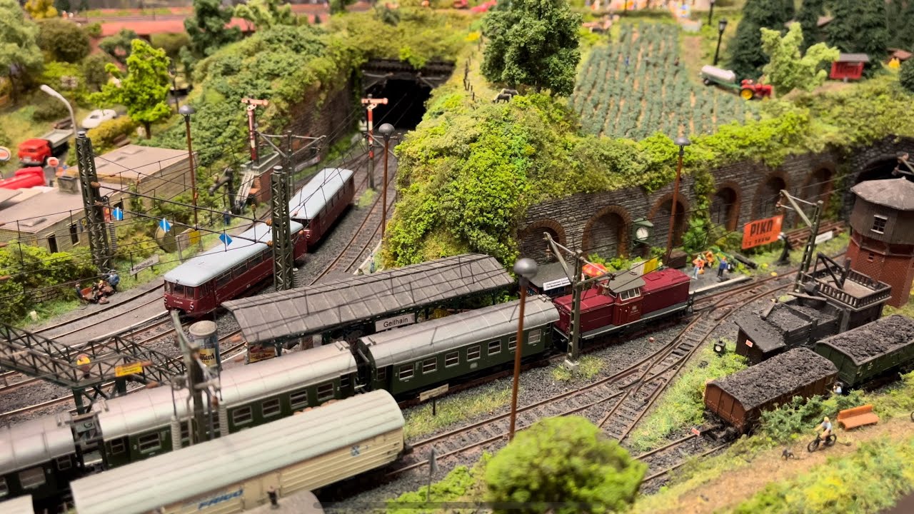 Spur N, die neue Diesellokomotive BR 211 der DB von Fleischmann