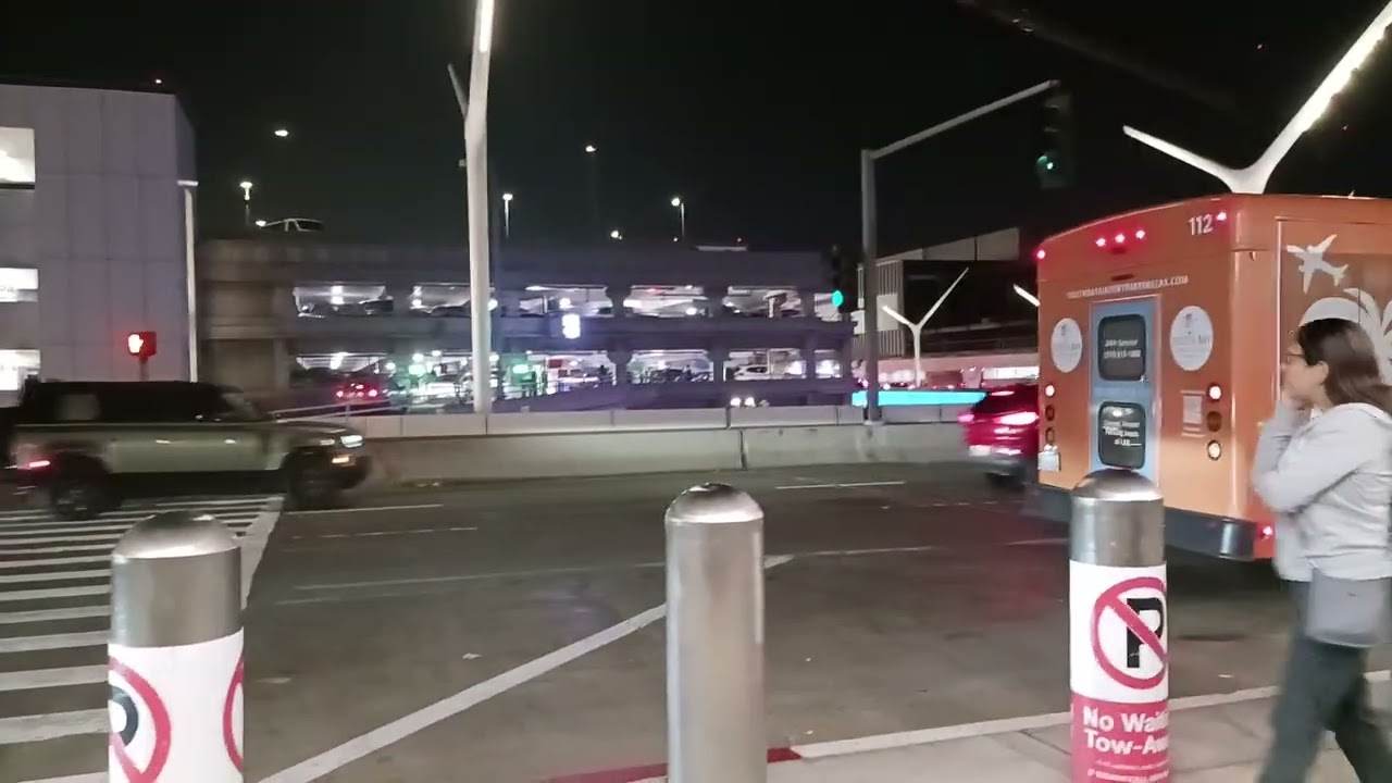 Đang chờ xe shuttle tại khu đưa đón tại Sân bay Los Angeles, California, Hoa Kỳ