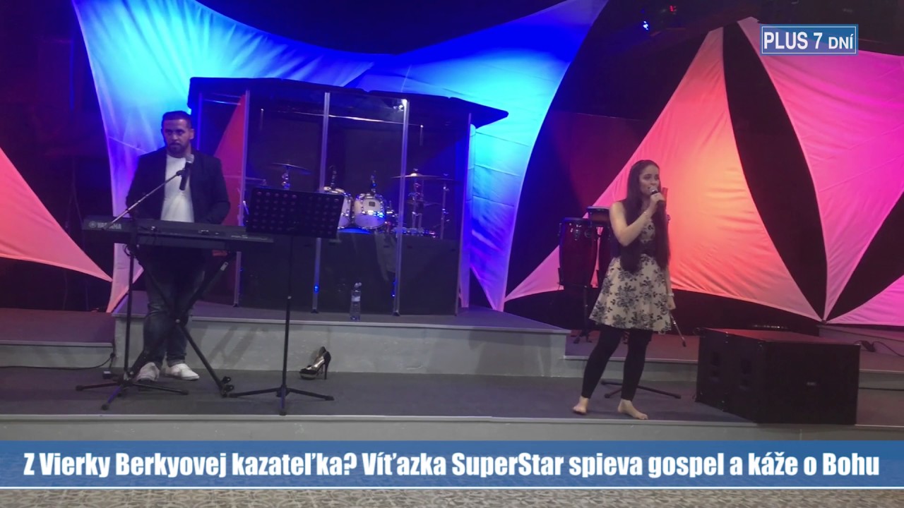 SuperStaristka Berkyová spieva a káže o Bohu pre sektárske spoločenstvo