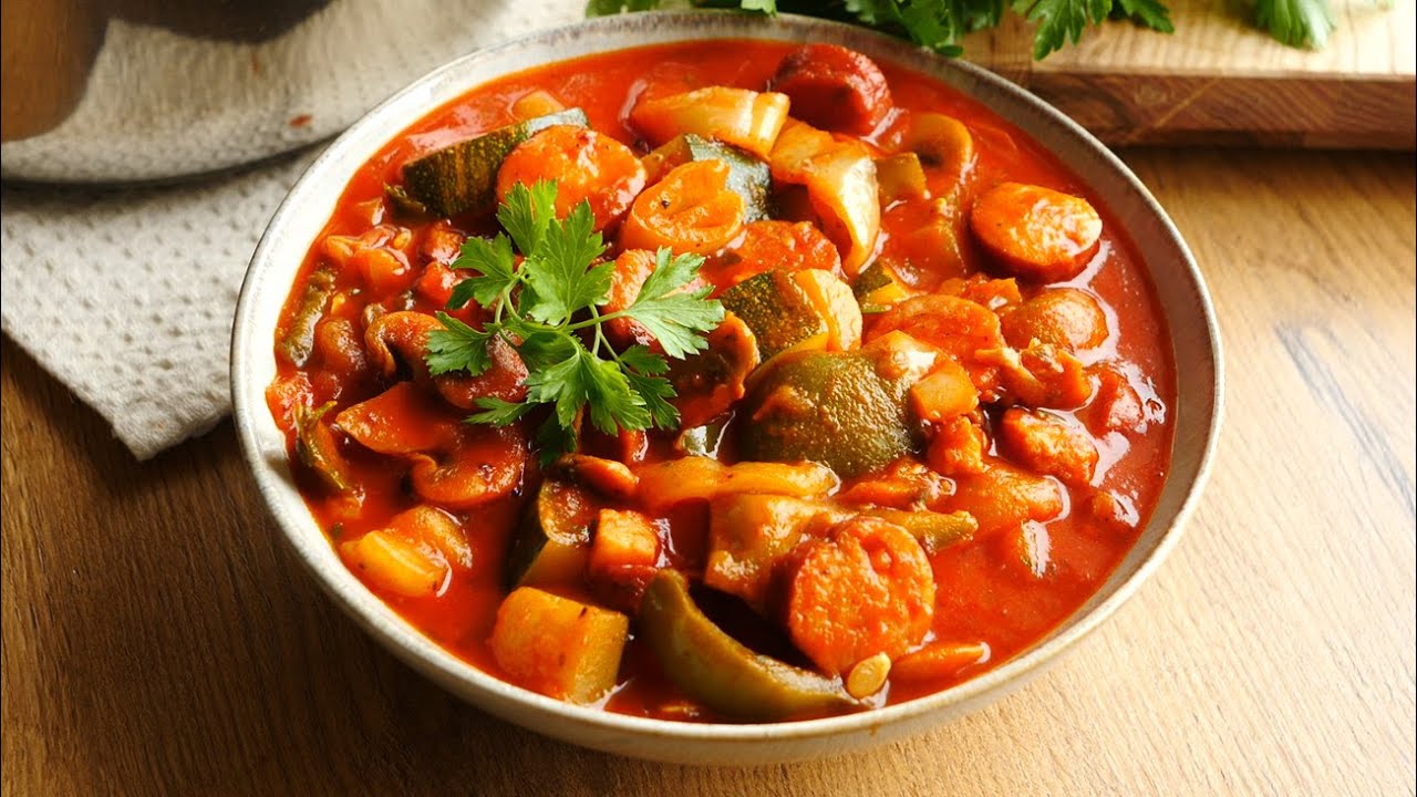 Przepis na pyszne leczo z dużą ilością warzyw, kiełbasą i boczkiem