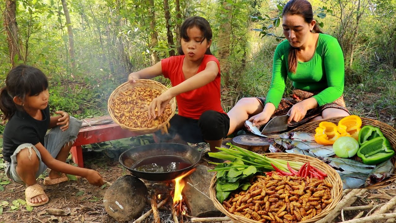 Cooking fish with spice so tasty- Cooking crispy worms for delicious +5food cooking in forest