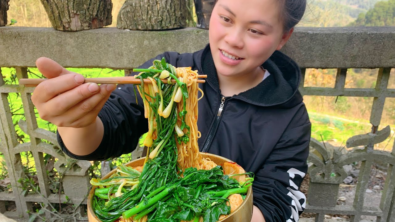 上山挖了一堆野蔥和野菜，再煮一大碗面，配上油菜花大口嗦面過癮record my rural life