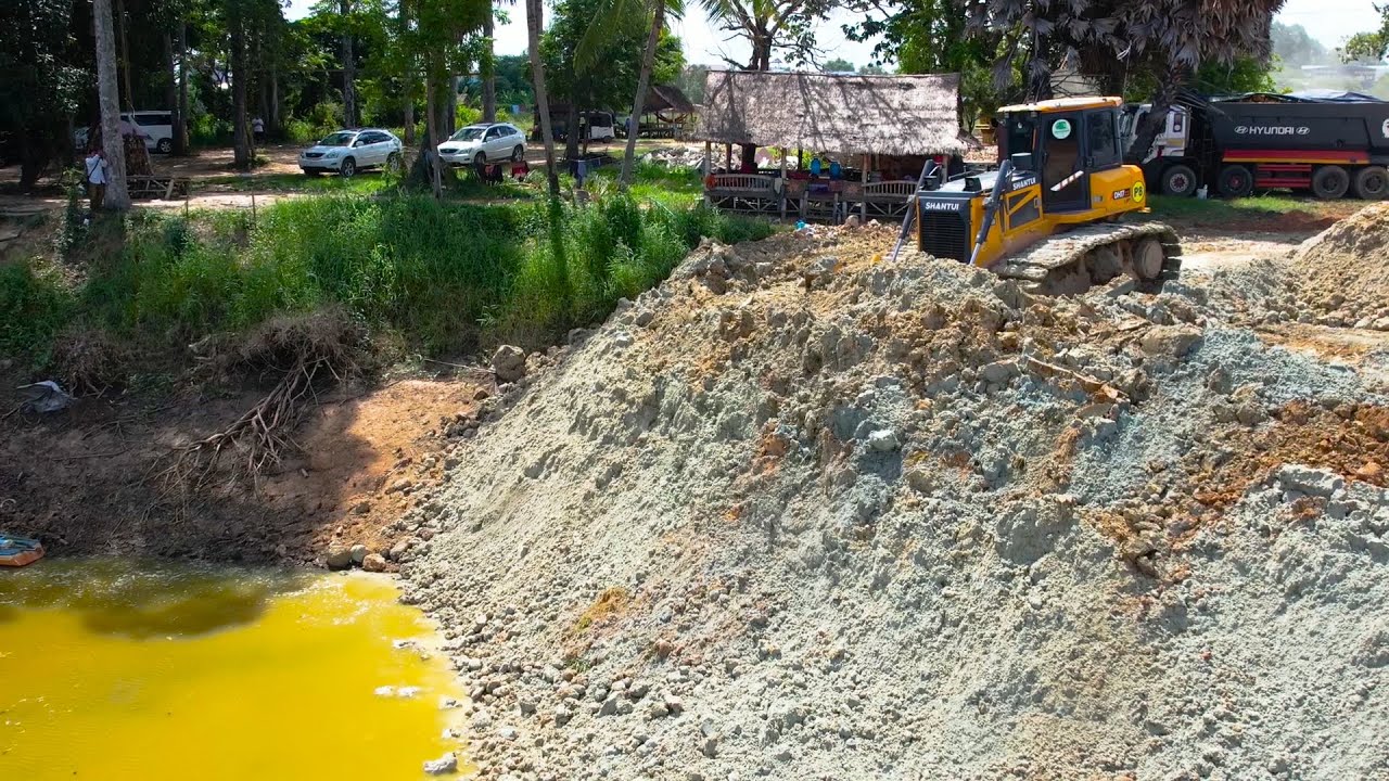 Best Shantui Dozer Moving Dirt on Big Pond Filling with Dump Truck 25.5Ton