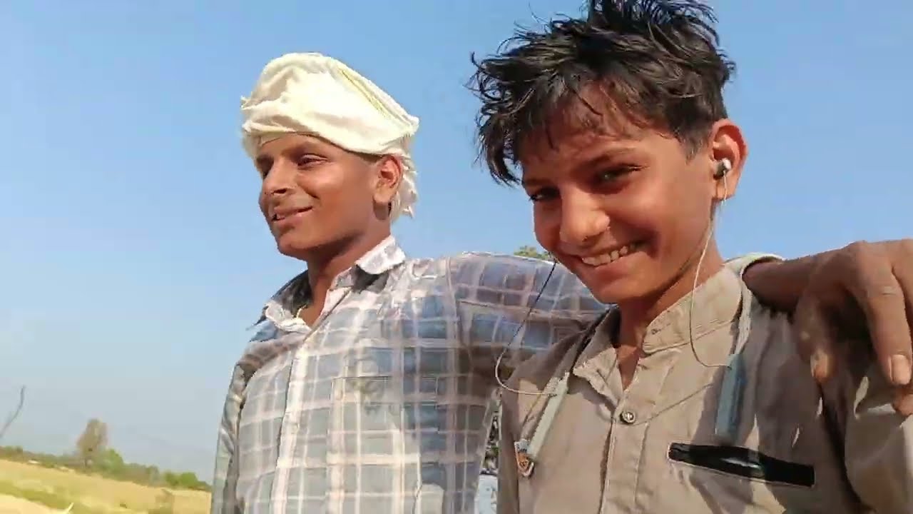 Pata nahi kisi ke khet me aag lag gayi