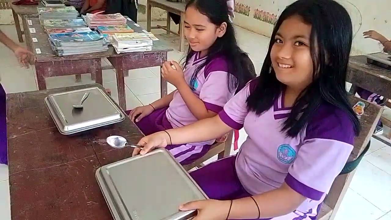 Suasana Siswa SDN 017 Salukadi Menerima MBG