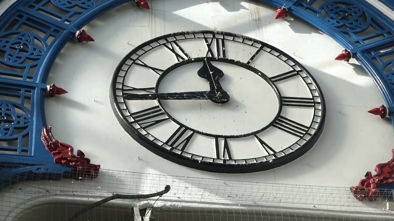 leeds thorntons  arcade clock chimes quater to 12 noon