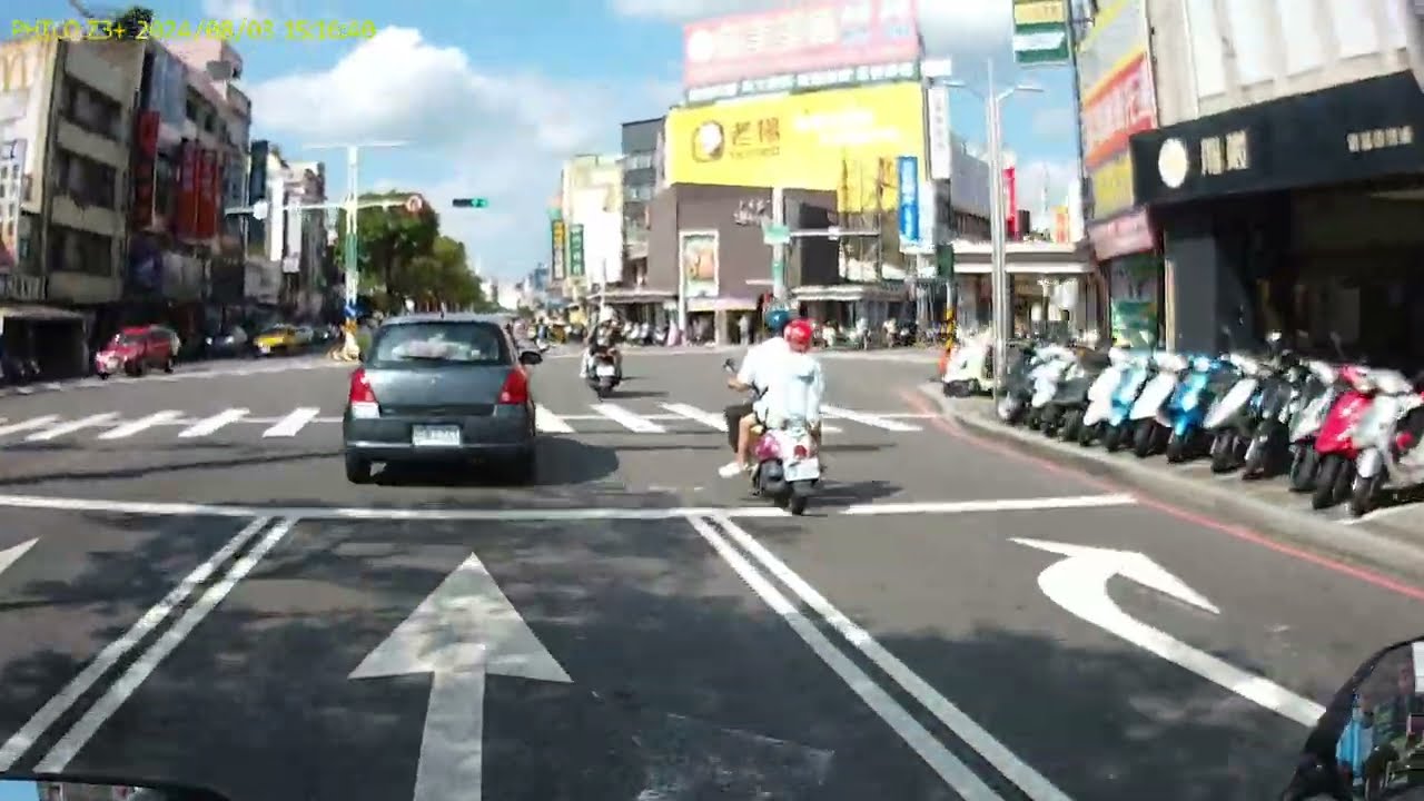 行車Vlog - 好奇雙白線右轉箭頭可以直行嗎?