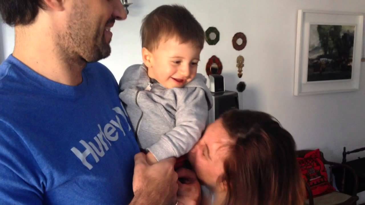Iñaki se ríe con las cosquillas de la madre