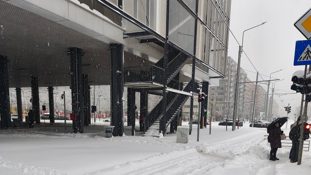 Trafic blocat în București/nu a mai fost de multi ani așa zăpadă mare .