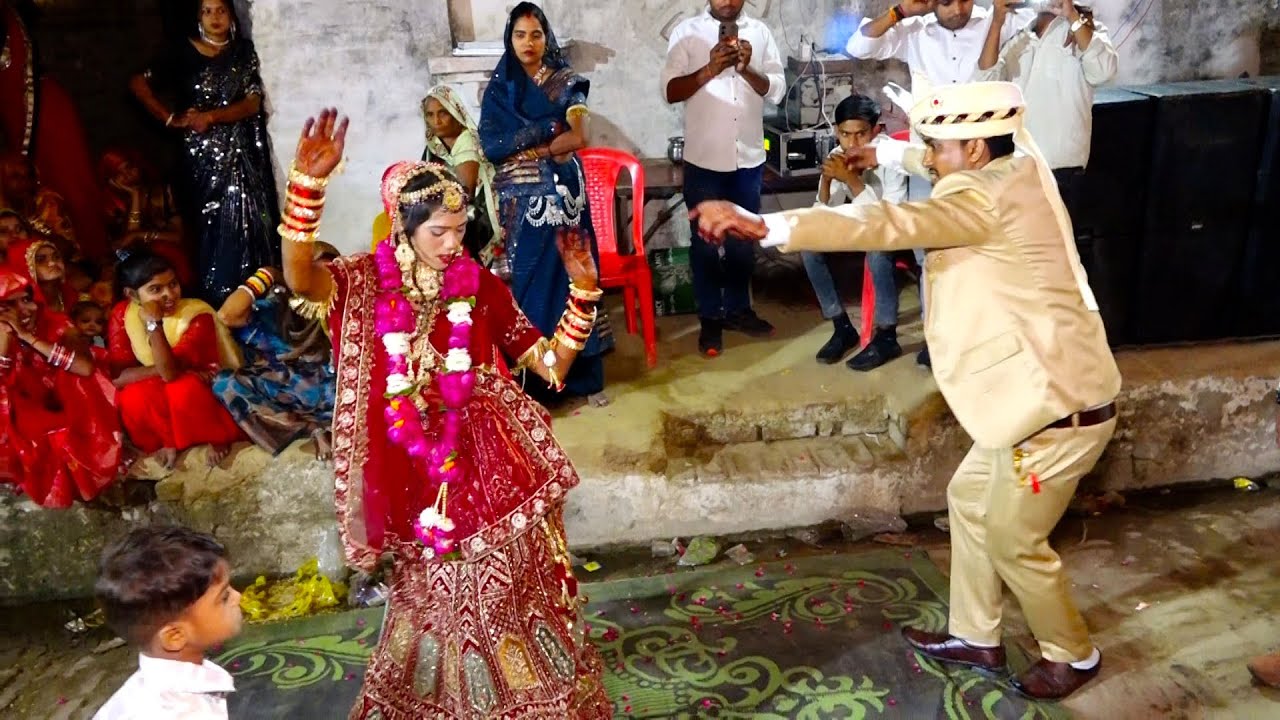 वायरल दूल्हा -दुल्हन का डांस / बंगाले से बरुआ आयो री झोली में लायो सांप shadi ka viral dance video