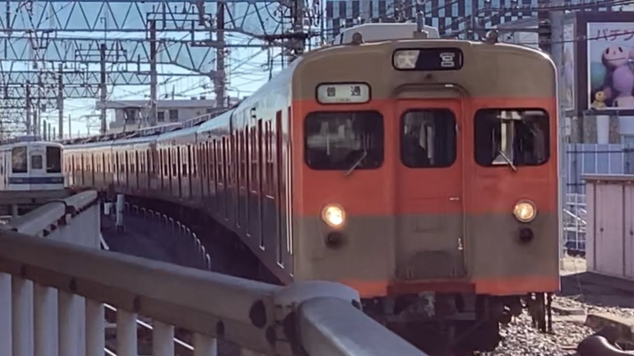 【4K高画質】東武博物館8000系8111F（ツートンカラー・初期修繕車・行先方向幕車）が普通大宮行きとして春日部駅8番線に入線するシーン！（2025.11.22 9:35）