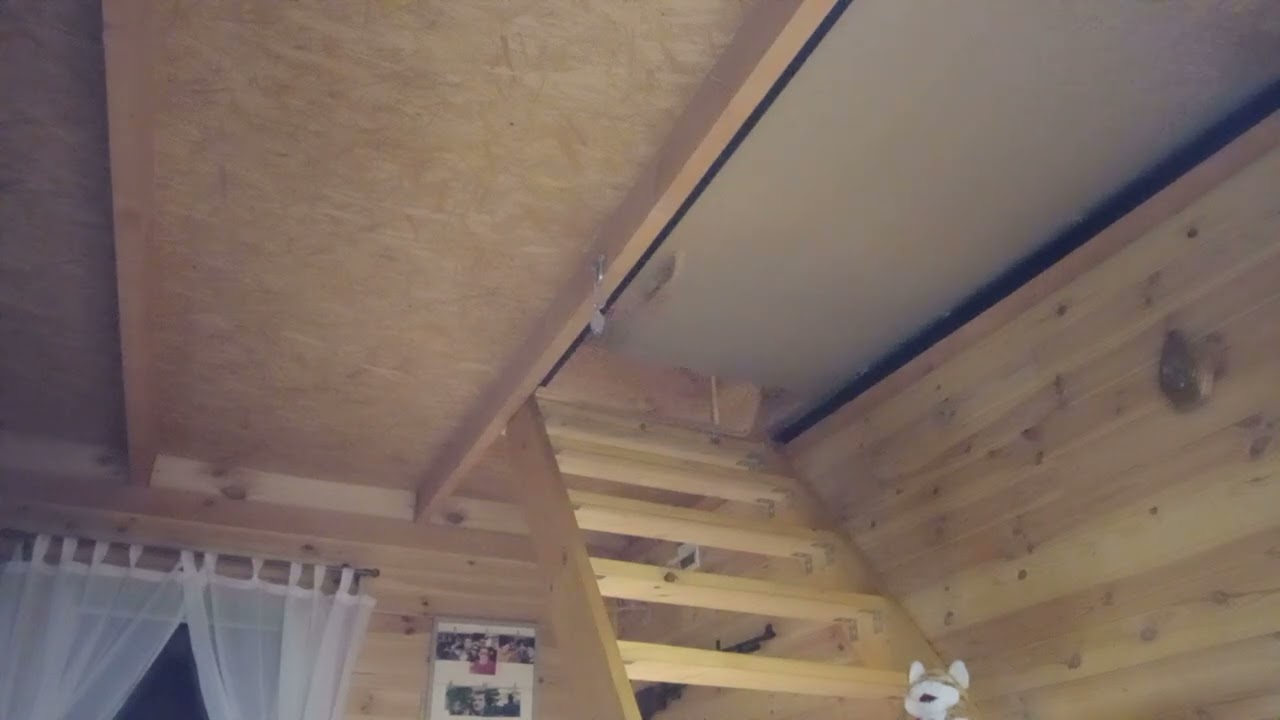 Właz na poddasze na rolkach i stalowych kątownikach