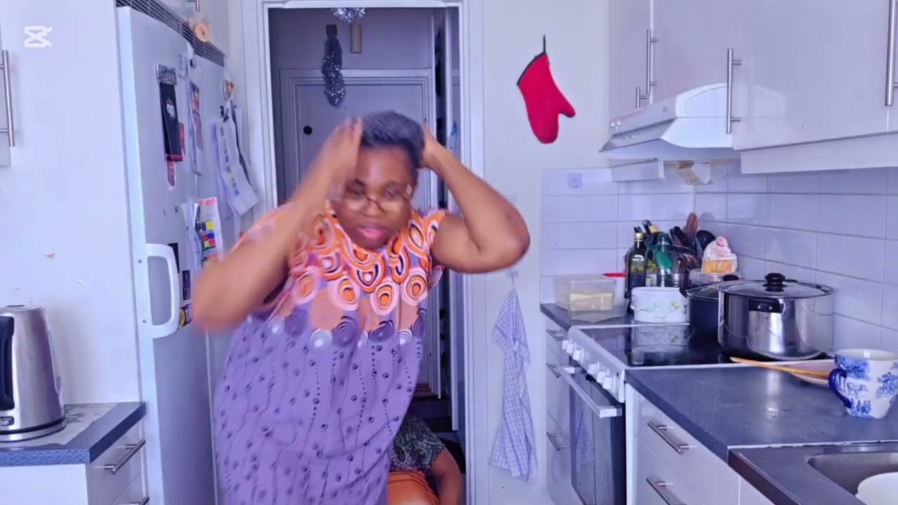A Moment A 9Months pregnant Woman Gave Birth In The Kitchen With The Help Of The Friend