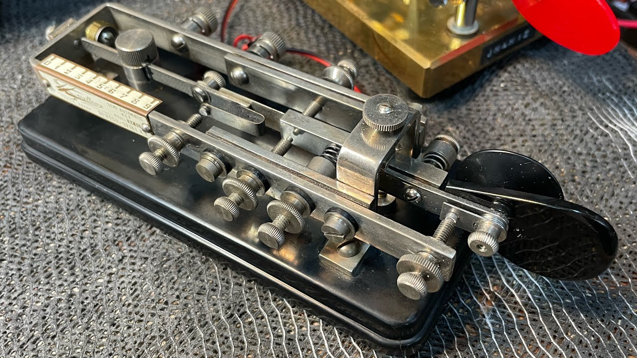 Swallow Bug key. (DENTSU-SEIKI. K. K)  Model BK50 Bug key.初期型　QOD6 Japanese Morse code.