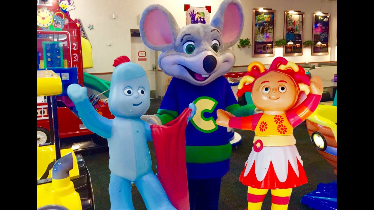 IGGLE PIGGLE and UPSY DAISY Toys Chuck E Cheese Photo Booth!