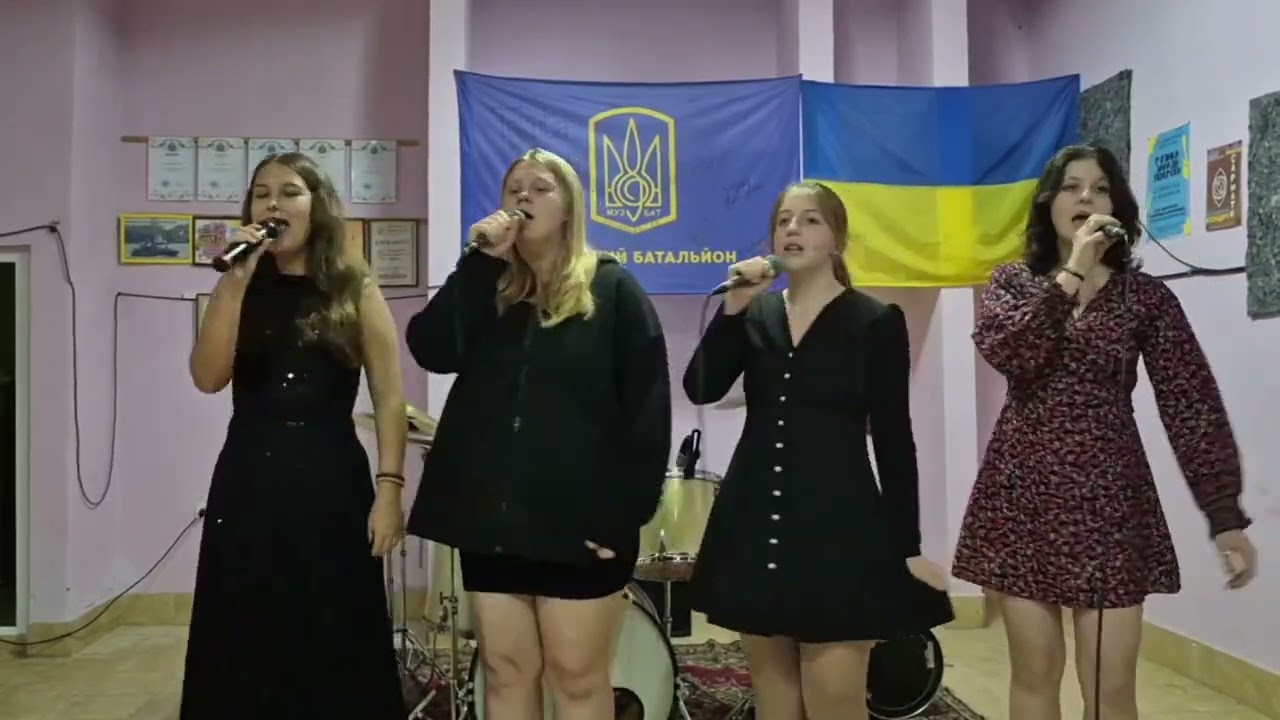 Гурт Мавки співають кавер на пісню 