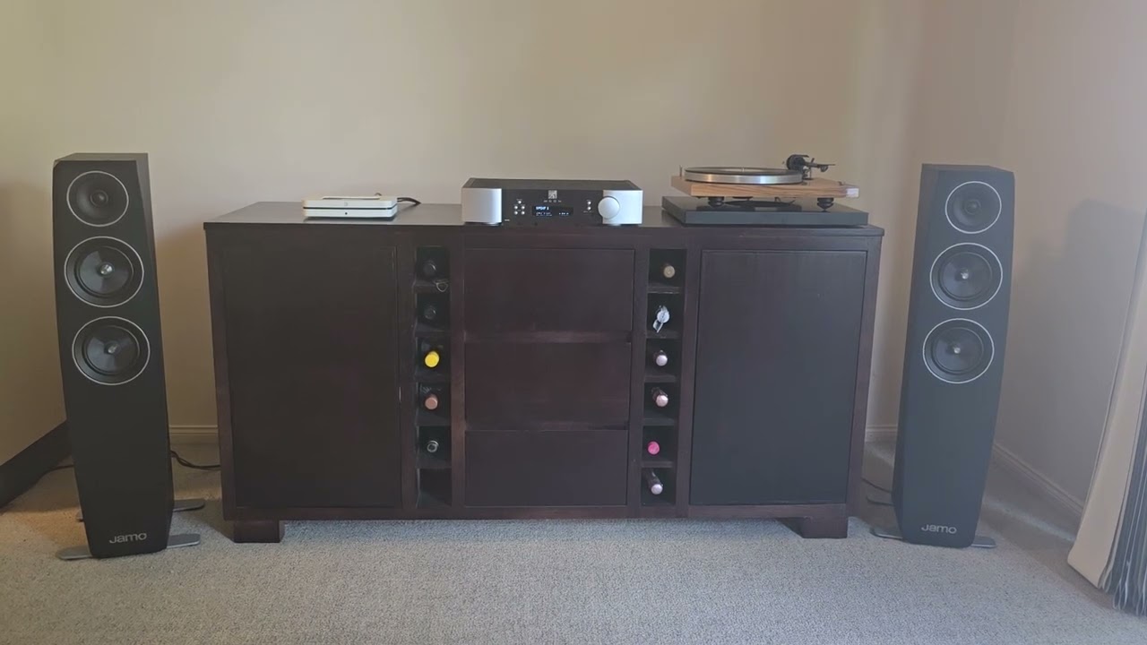 Bluesound Node 2i, Moon 240i, Project 1xpression Carbon Classic, Jamo C95