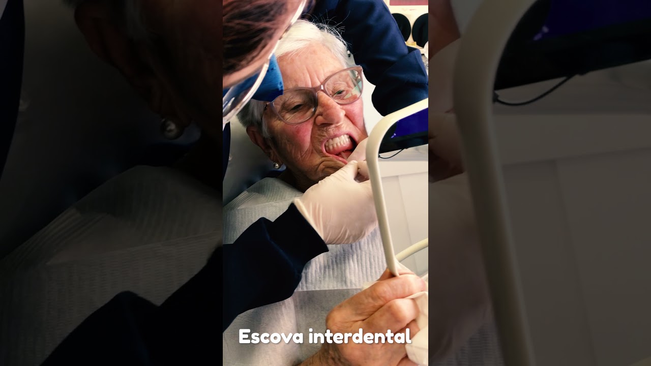 Como usar o superfloss e a escova interdental para higienizar o protocolo?