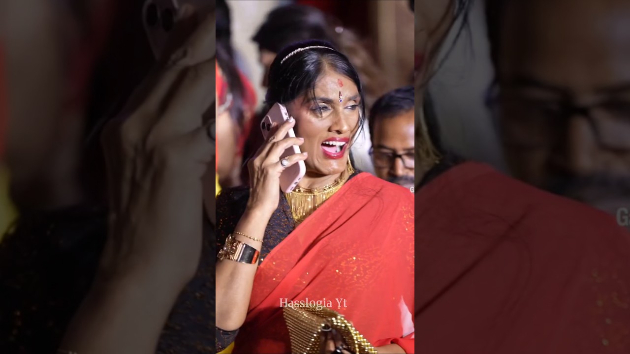 Anu Aggarwal is very happy hugging Kajol in the Durga Puja pandal #shortvideo