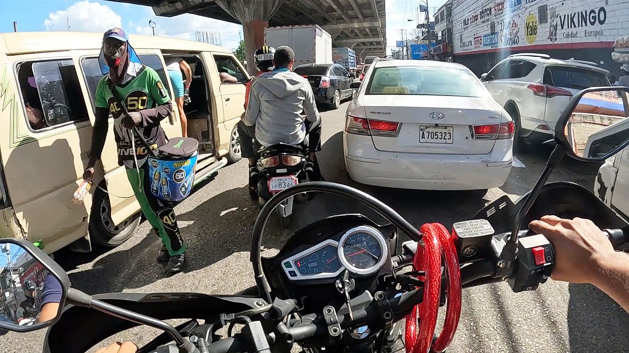 El Peligro de Conduccir en MOTO en Santo Domingo parte 1