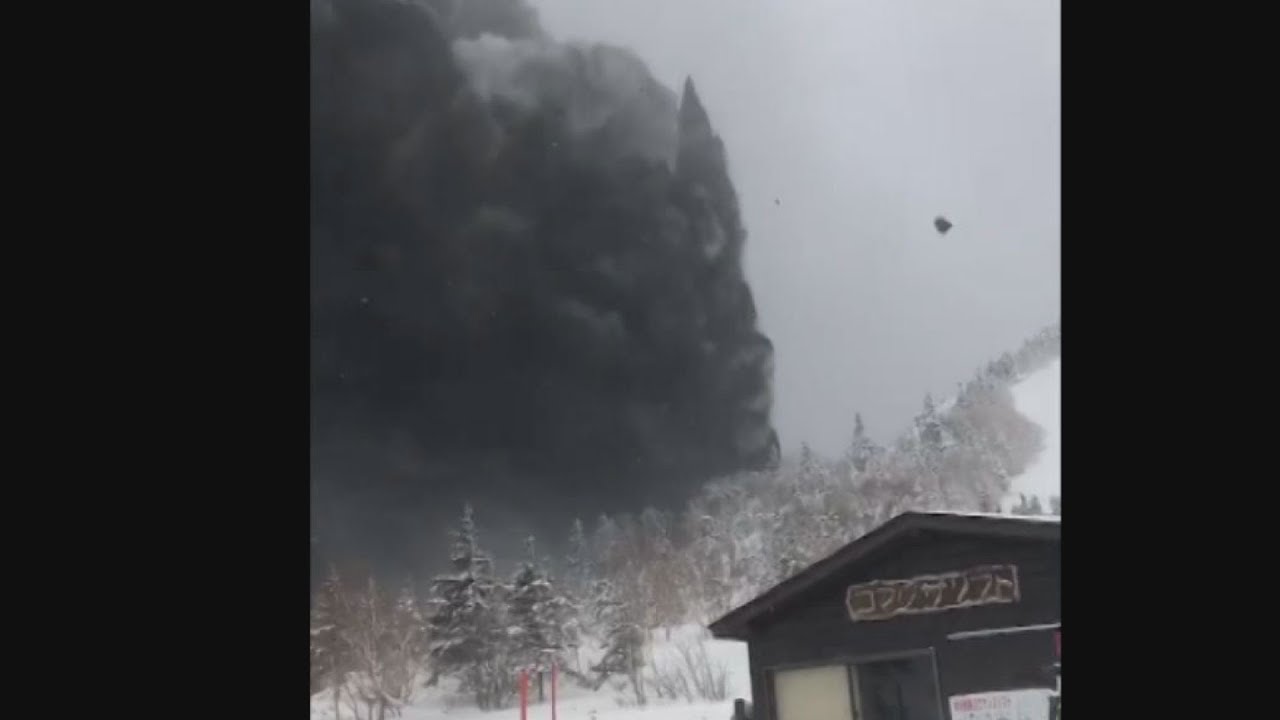 降り注ぐ噴石 本白根山 ゲレンデに爆発音響く