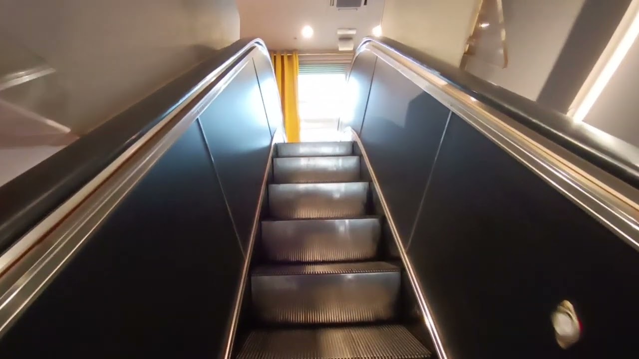 Old vintage FIAM escalators (Part 1-up).
